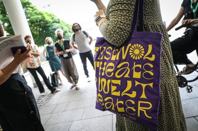 WIE MAN VIELFALT UND ANDERSARTIGKEIT IN DER GLOBALEN PERFORMANCEKUNST KURATIERT